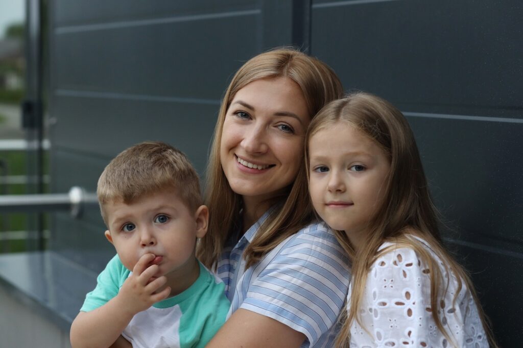 Single parent with 2 kids